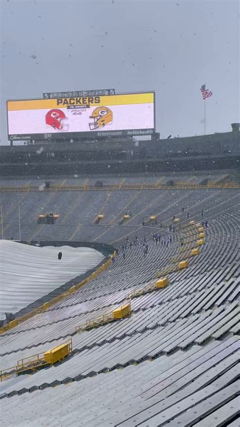 Lambeau field weather. Saturday. A 40 percent chance of showers, mainly before 9am. Cloudy, with a high near 52. North northeast wind 17 to 20 mph, with gusts as high as 30 mph. Saturday Night. A slight chance of showers between 7pm and 10pm. Mostly cloudy, with a low around 44. North wind around 15 mph, with gusts as high as 24 mph. Chance of precipitation is 20%. 
