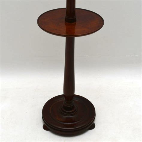 Lamp stand. The lamp comes with a built-in stand that makes it easy to prop up. It has three basic buttons: a power button, a brightness button (which toggles between three brightness levels), and a timer button (which programs your lamp to automatically shut off after 15, 30, 45, or 60 minutes). 