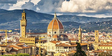 Italian is the official language in Florence as it is in the rest of Italy. A tourism worker will almost certainly speak English. The number of Americans speaking Italian at home fell by 38% in just 16 years, from almost 900,000 to around 550,000. The Italian community is 50.3 percent of the population in the state of New Jersey..