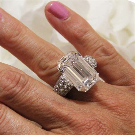 7 Agu 2023 ... The eight-carat emerald-cut purple diamond, worth abo