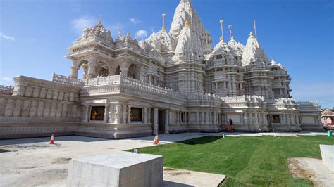 Largest hindu temple in nj. This week, the largest Hindu temple in the United States opened its doors in the small town of Robbinsville, New Jersey, according to reports. Covering 183 acres, it’s the second largest Hindu ... 
