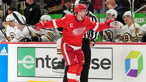 Larkin, Perron, Copp score in 3rd period as Red Wings win 5-4 to hand Bruins 1st regulation loss