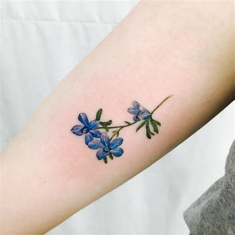 Larkspur flower tattoo meaning. Blue roses: Unrequited love. Green roses: Rebirth and growth. White roses: Purity, unconditional love, and peace, often used on weddings. Yellow roses: Friendship and joy. Black roses: Death, end, and closure, used on funerals. If you admire the beauty of roses, these rose flower tattoos will inspire your next ink. 