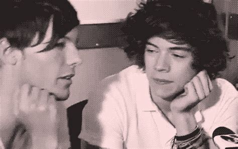 Open & share this animated gif one direction, larry stylinson, 1d, with everyone you know. The GIF dimensions 400 x 224px was uploaded by anonymous user. Download most popular gifs one direction kiss, one direction gay, on GIFER. 
