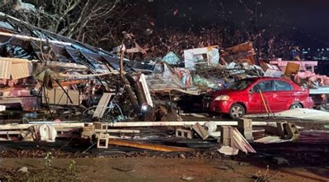 Las comunidades de Missouri enfrentan un largo camino hacia la recuperación después de que una tormenta arrasó casas y dejó al menos 5 personas muertas