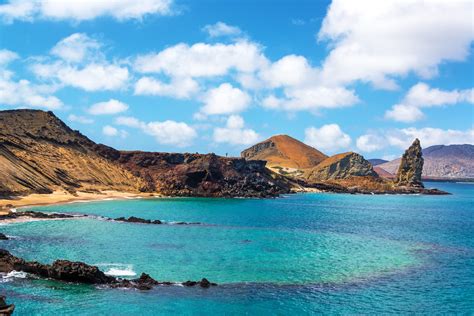 Las Islas Galápagos pertenecen al Estado de Ecuador y se hallan en el Sur del Océano Pacífico a una distancia de mil km del continente.. 