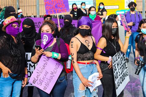 Desde el año 1993, Ciudad Juárez ha experimentado el asesinato de mujeres y desde 2009 las estadísticas confirman un total de 2632 asesinatos en la ciudad. Las causas para esta situación desfavorable son múltiples; no existe una causa única que explique los feminicidios. La industrialización y la constante construcción de maquilas en .... 