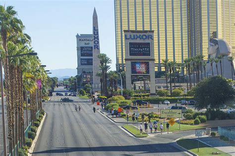 Sahara and Las Vegas Boulevard could see a circular pedestrian bridge