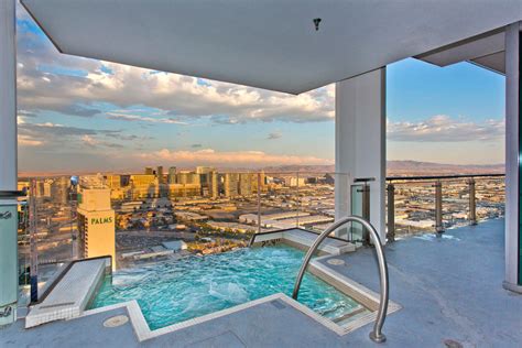 Penthouse Suites are available with a Fountain View, S