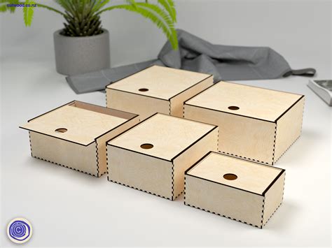 Laser box maker.  MakerCase generates box designs for laser cutters and ...