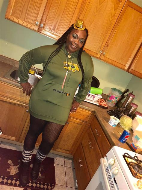 FBG Duck's mother, LaSheena Weekly, has been very public about her beliefs regarding who killed her son and why. She recently took to social media to share her thoughts regarding the murder of Boss Trell, a Chicago street legend who died in 2012. In the post, LaSheena mentions the late King Von and his friend T. Roy as the culprits.. 