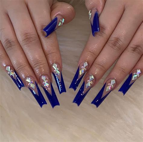 Latina nails. Hello! I focus on my natural nails (no overlays), length, shape and symmetry. If you are trying to grow your nails naturally without enhancements, you're in the right place. Feel free to ask ... 