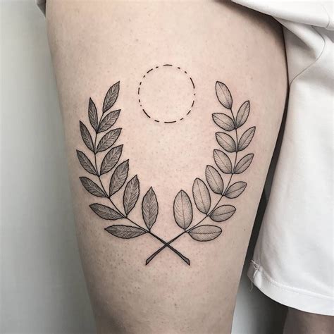 Laurel tattoo on the right thigh.