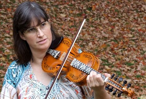 Laurie hart. Welcome! I play traditional dance music of North America and Europe, especially Québec, Scandinavia, Ireland, France and the contradance music of Northeastern USA. My instruments are violin (fiddle), Norwegian Hardanger fiddle (hardingfele) and Swedish keyed-fiddle (nyckelharpa). 