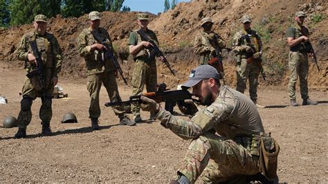 Lawmakers decry defense spending cap amid war in Ukraine