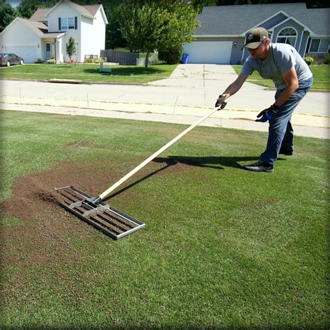 Lawn leveling. Lawn leveling rakes have a very simple design. The tool comprises a long handle with a head at the end that is connected by a series of metal or plastic tines. The tines are what do the work of actually leveling the lawn. To use the lawn rake, simply push it across the lawn in even strokes. The lawn rake will loosen the soil … 