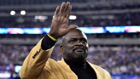 Lawrence Taylor to sign autographs at Crossgates