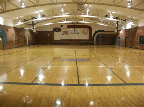 East Lawrence Recreation Center. Plan Your Visit. Facility features: lockers, showers, full-size gymnasium, weight room, cardiovascular equipment and game areas for billiards, Ping-Pong, foosball. . 