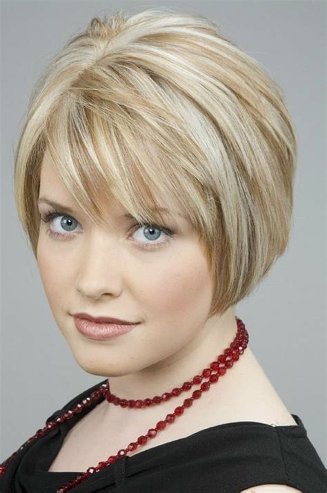 Layered bob cut for fine hair. This multi-toned cut is designed for those with fine hair who want their new layered bob hairstyles to add volume and texture. This look works best for those with oval or heart-shaped faces. To style, apply a quality texturizing product, and blow-dry with either a paddle brush for a sleek effect or a round brush if you want to really pump up ... 