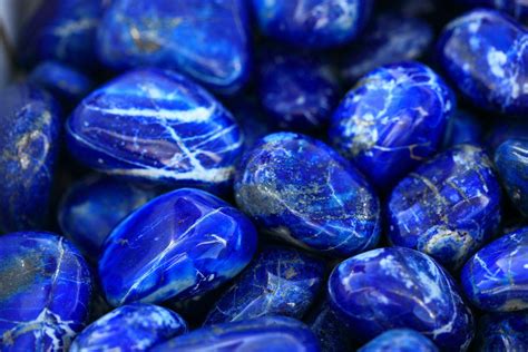 Lazul - There are many exciting benefits and healing properties associated with this ancient and powerful gemstone. Since it was first discovered in 4000 B.C, people have used the lapis stone to promote physical, emotional, and spiritual healing. When it comes to physical healing, lazuli benefits the throat area, vocal chords, and larynx. 