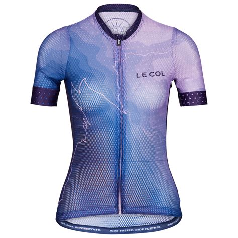 Le col. Expertly combining an ultra lightweight fabric and FeelFresh technology, the Hors Categorie Lightweight Jersey is our best-ever offering for enhanced breathability and freedom of movement. The fit is less compressive than our Pro range, more suited to all day epics allowing you to enjoy all-day comfort in the saddle, w 