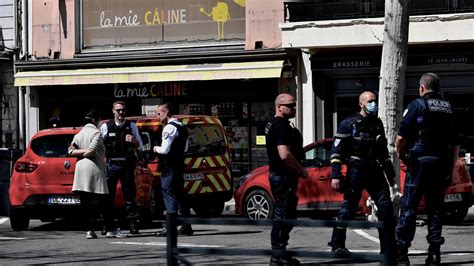 Le imponen cargos al sospechoso del ataque a cuchillazos en Francia
