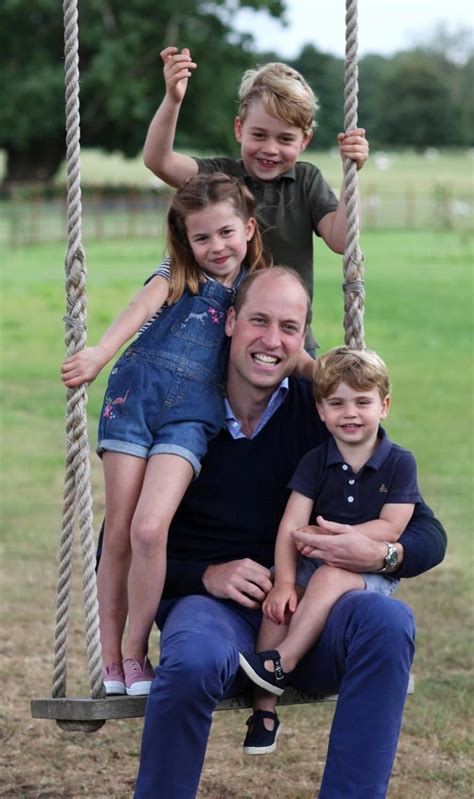 Le prince William et ses trois enfants sur une balançoire : …