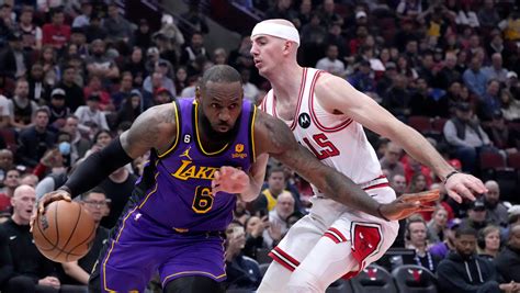 LeBron James, Anthony Davis lead Lakers past Bulls 121-110