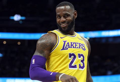 LeBron James returns to Lakers; comes off bench in loss to Bulls