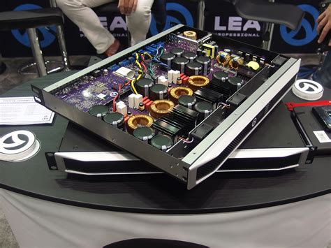 Lea amplifiers. Dante also has low,100% deterministic latency. This virtually eliminates latency issues. It’s Jitter free! There’s an auto-reconnect function after power cycle. Dante uses Gigabit ethernet. Thereby allowing hundreds to thousands of overall channels to be used. Finally, it provides automatic clock syncing. 