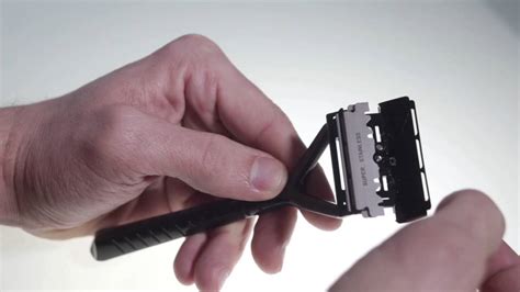 Leaf shave. The Leaf shaves much closer to how a modern cartridge razor system shaves, than how a traditional safety razor shaves. - Pivoting head system swivels like a plastic cartridge razor. - Multiple-blades mean fewer passes compared with a single blade. - The blades are spaced farther apart (and are individually articulated) compared … 