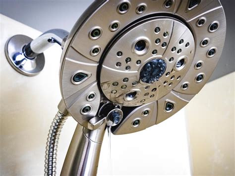 Leaky shower head. In the morning, remove the shower head from the bag and rinse it thoroughly with water. Another method is to use a toothbrush or small brush to scrub away any buildup inside the shower head. Be sure to clean all the nozzles thoroughly to ensure maximum water flow. 2. Low Water Pressure. 