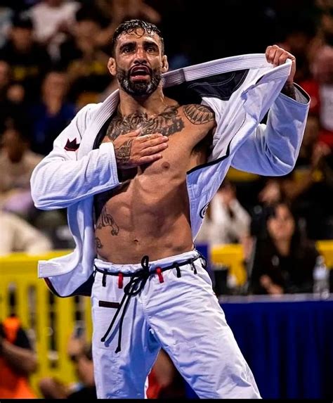 Leandro lo. Leandro Pereira do Nascimento Lo, de 33 años, fue ocho veces campeón mundial de jiu-jitsu en cinco categorías diferentes y conquistó cinco títulos de Copa del Mundo de la modalidad, ... 