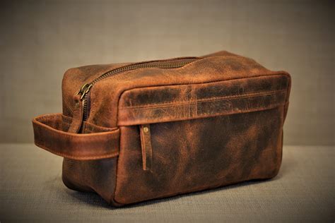 Leather toiletry bag. 