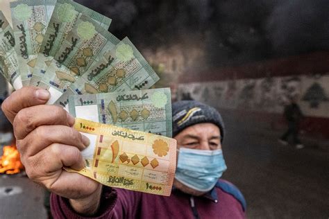 Lebanon’s pound hits a new low as banks go back on strike