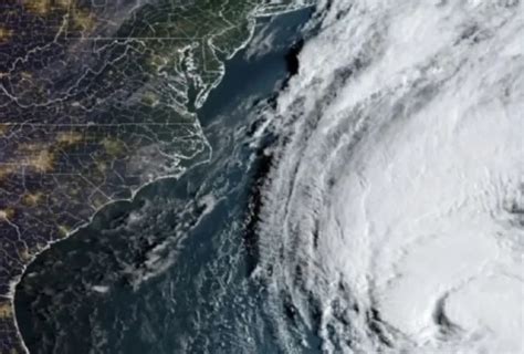 Lee es ahora un ciclón postropical con vientos huracanados que lleva lluvias a Nueva Inglaterra y el Atlántico canadiense