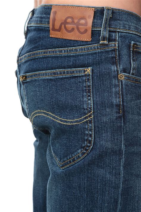Leejeans. Maintain casual comfort when you slip into Lee® jeans with a relaxed fit. Designed for men and women, our relaxed-fit jeans come in many sizes, colors and styles, including big and tall relaxed-fit jeans and petite relaxed-fit jeans, to express your personality. 