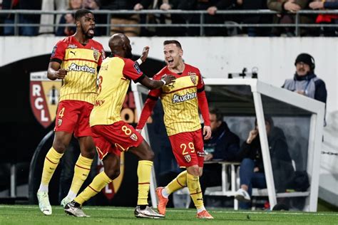 Lens closes in on PSG after win over Strasbourg