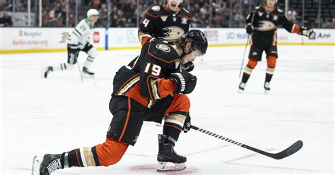 Leo Carlsson scores in an impressive NHL debut, but the Anaheim Ducks lose 3-2 to Dallas