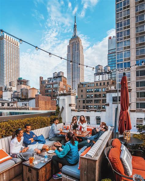 Les bars new york. Deux Chats. Williamsburg. Following on the heels of hotspots like the swanky NoHo piano bar, The Nines, and the LES wine bar, Le Dive, Golden Age Hospitality’s latest venture is in the form of a ... 