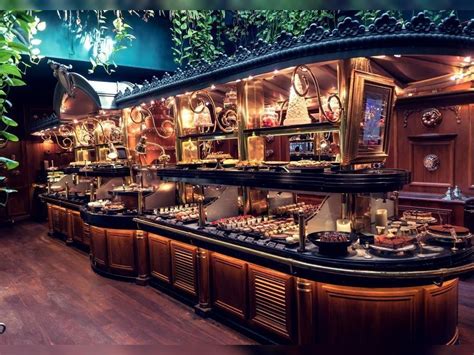 The restaurant Les Grands Buffets offers a very high-end vers