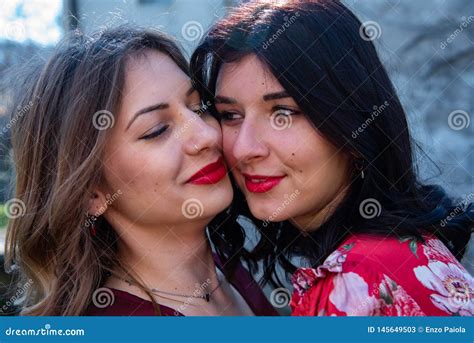 Sexo quente entre mulhere apaixonadas uma pela outra. . Lesbianasporno