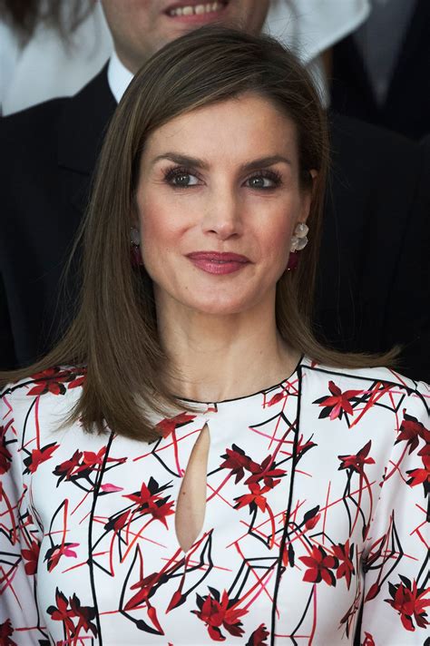 Letizia. Apr 10, 2023 · Turning to her mother for style inspiration, Leonor wore a grey oversized waistcoat from Letizia’s wardrobe. While the queen wore the versatile piece with tailored trousers and heels, her daughter opted to dress it down by wearing it over a long-sleeved black top teamed with white wide-leg jeans and black leather mules. 
