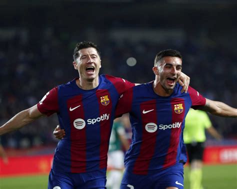 Lewandowski leads Barcelona comeback against Alaves. Atletico wins record 15th game in a row at home