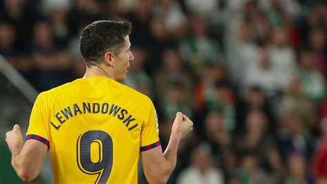 Lewandowski nets 2, Barcelona goes 15 points clear of Madrid