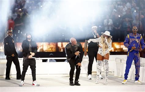 The 2022 Super Bowl halftime show in Los Angeles saw a parade of hip-hop royalty, with Dr. Dre joined on stage by Snoop Dogg, Eminem, Kendrick Lamar, and Mary J. Blige, with guests 50 Cent and .... 