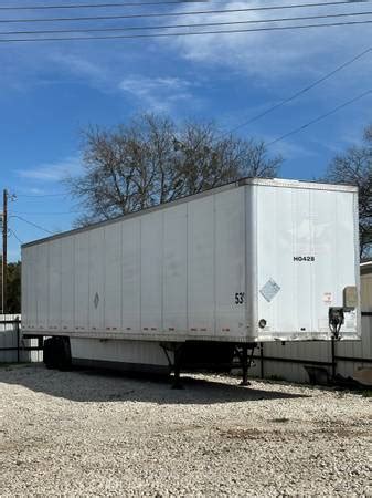 Light Industrial Office or Warehouse Space 25X40Ft Located at Liberty Hill/ River Ranch. It has a walk-in office area that could also work as a lobby. On the side, it has a roll-up curtain that can be used for unloading and loading purposes.. 