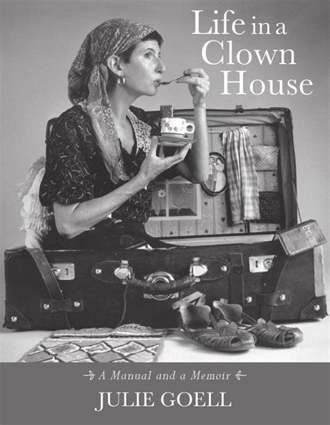Life in a clown house a manual and a memoir. - Memorias de una vida de caddie y tiempos de una equivocada.