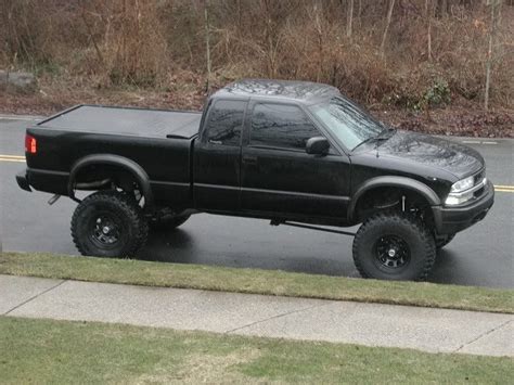 Lifted 99 Chevy S10 ZR2 - $4000 (Dayton) **Updated** Im selling my 1999 chevy s10 zr2. Has 6 in suspension lift and 2 in body lift with newer 33 inch cooper tires. Has 152,000 miles. Has 10 in kicker sub,amp, sony speakers, jvc head unit, custom dual flow master 40's, 4x4 has been converted to a manual, new fuel pump and filter, new water pump .... 