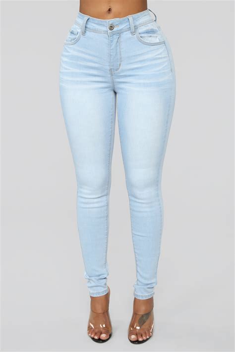 Light colored jeans. Dec 18, 2020 · Right up there with bright neon colors and soft pastels, light-wash jeans for the winter have become a major trend. While it may be a bit of a surprise, we have to say … 